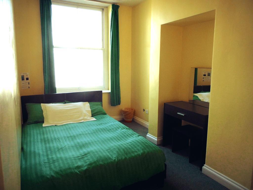 The Queens Hostel Bristol Exterior photo